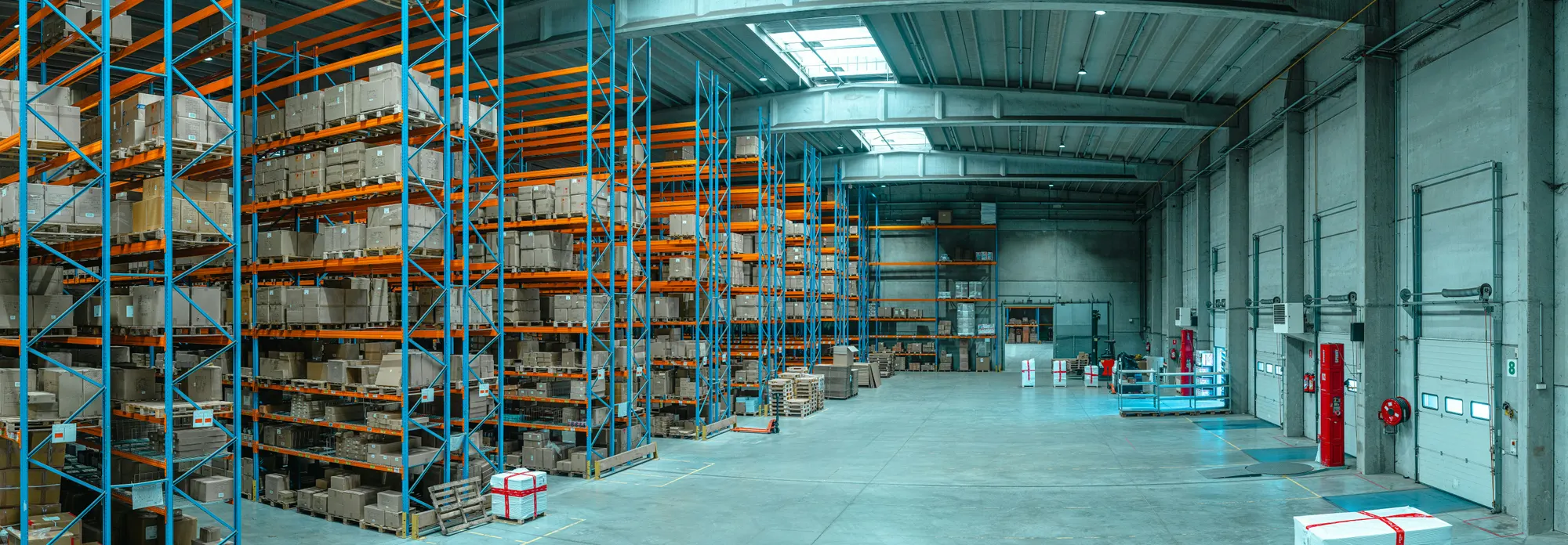 Container und Fahrzeuge in einem Logistikzentrum